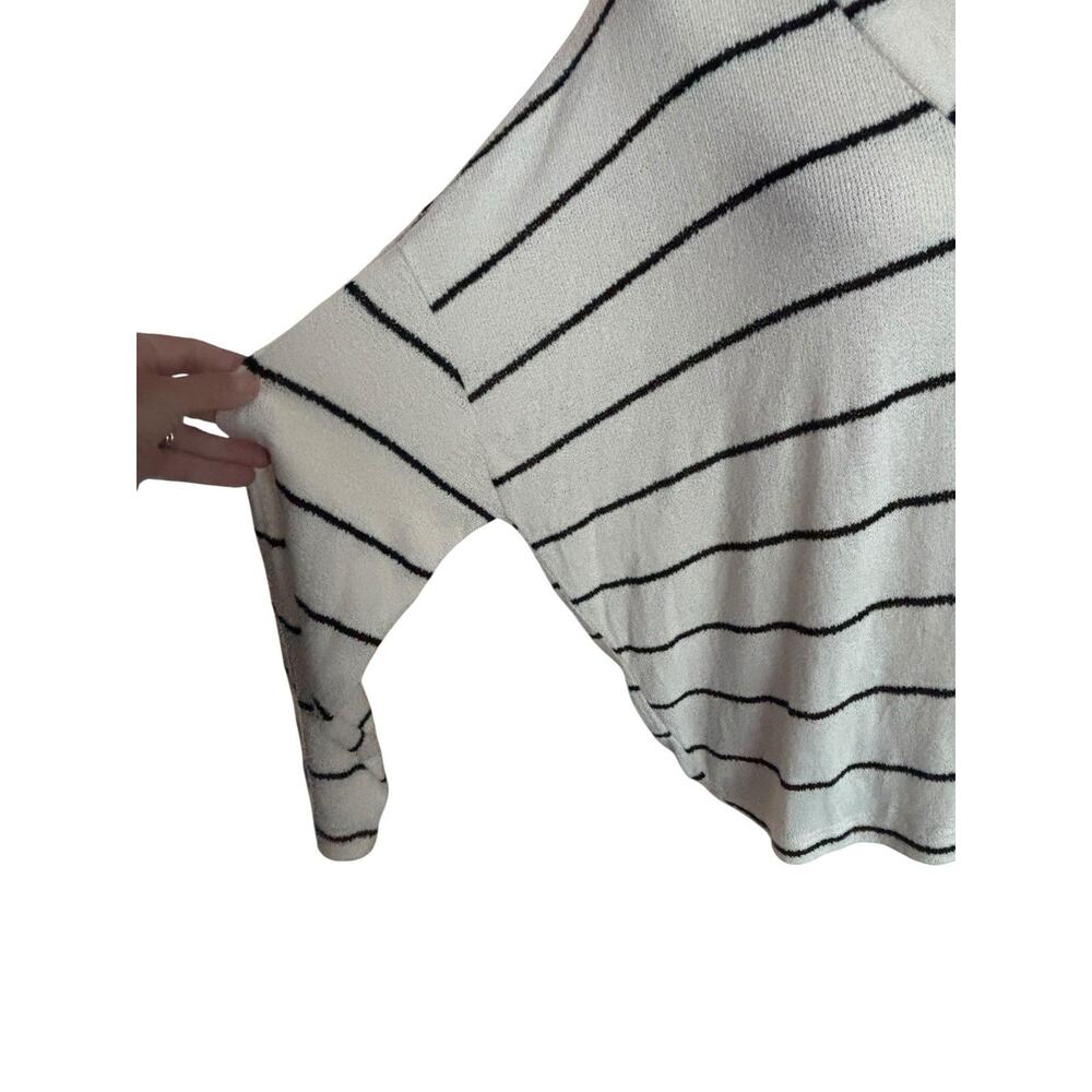 Blu Pepper Cream Black Striped V-Neck Lightweight Sweater Women’s Size Large - Picture 4 of 9